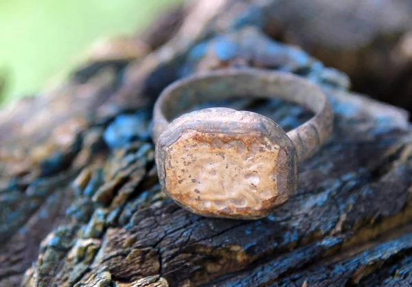 Vintage slaviska ring hittats vid arkeologiska utgrävningar Stockfoto