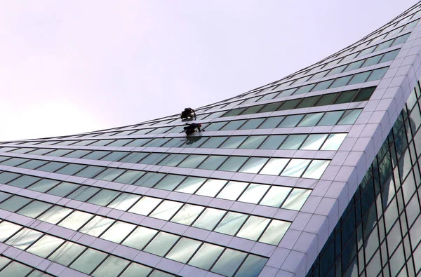 Fönster brickor på en modern skyskrapa Stockbild