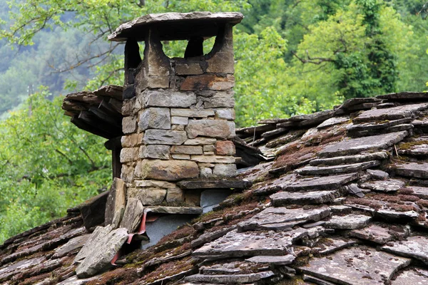 Eski taş çatı bir evin EDDR, Bulgaristan - Stok İmaj