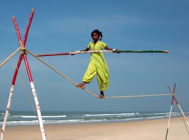 Goa, Hindistan - 12 Şubat: göçebe Hint goa, plaj üzerinde 12 Şubat 2008 tarihinde oynamaya ip cambazı. kıyı boyunca seyahat buskers küçük gruplar ve sahilde turistler için ücretsiz programları düzenlemek