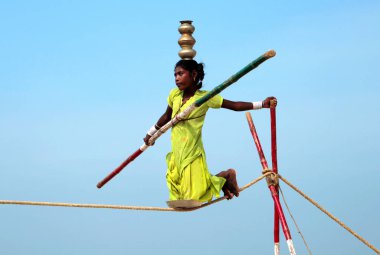 Goa, Hindistan - 12 Şubat: göçebe Hint goa, plaj üzerinde 12 Şubat 2008 tarihinde oynamaya ip cambazı. kıyı boyunca seyahat buskers küçük gruplar ve sahilde turistler için ücretsiz programları düzenlemek