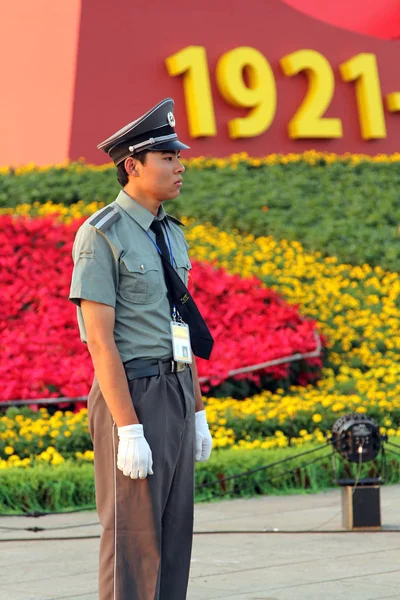 BEIJING - July 3: a soldier stands guard at the Tiananmen square in Beijing, China. In July 2011, the Chinese people celebrated the ninety years since the founding of the Communist Party of China — Stock Photo, Image