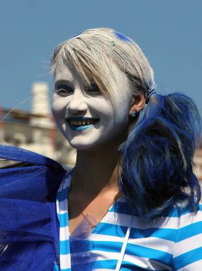 Moskova, Rusya - 18 Mayıs 2014: güzel MIME sanatçı tüm-Rusya Fuar Merkezi, Moskova Cosplay Festivali'nde gülümseyen