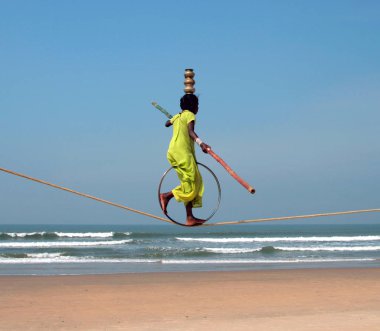 Goa, Hindistan - 12 Şubat: göçebe Hint goa, plaj üzerinde 12 Şubat 2008 tarihinde oynamaya ip cambazı. kıyı boyunca seyahat buskers küçük gruplar ve sahilde turistler için ücretsiz programları düzenlemek