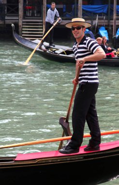 Venice, İtalya - 14 Nisan 2013: Gülümseyen genç şair onun gondol büyük Kanal üzerinde üzerinde geleneksel elbise