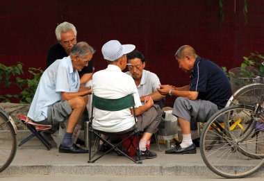 Beijing, Çin - 5 Temmuz 2011: oyun mahjong (ya da majiang, çok popüler Çin oyunu) Jingshan Parkı, yasak şehir çok uzak olmayan Çinli erkekler