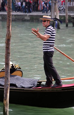 Venice, İtalya - 14 Nisan 2013: Gülümseyen genç şair onun gondol büyük Kanal üzerinde üzerinde geleneksel elbise