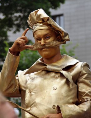 Moskova, Rusya - 16 Haziran 2012: Golden chef (yaşam heykel) ünlü Rus seyahat dergisi 