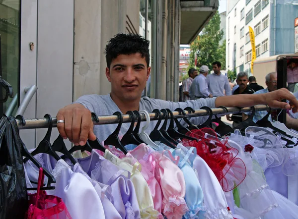 Istanbul, Turkiet - 16 Jun, 2008: Turkiska Man som säljer kläder på en gata. Varje dag på gatorna runt Grand Bazaar (Buyuk Carsi) förvandlas till en enorm marknad där du kan köpa allt behöver du — Stockfoto