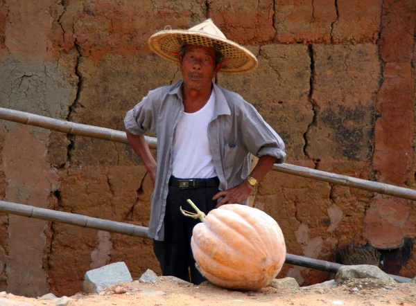 ЙОНГДИНГ, КИТАЙ - 21 октября 2009 года: Пожилой человек в соломенной шляпе, типичный представитель этнических меньшинств. Хакка - большая этническая группа, населяющая в основном южные провинции Китая. — стоковое фото