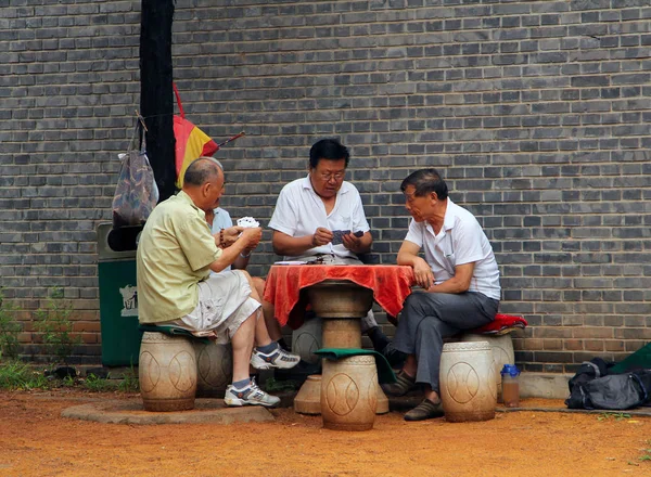 中国北京 — — 2011 年 7 月 17 日︰ 中国男人玩纸牌在景山公园，离故宫不远 — 图库照片
