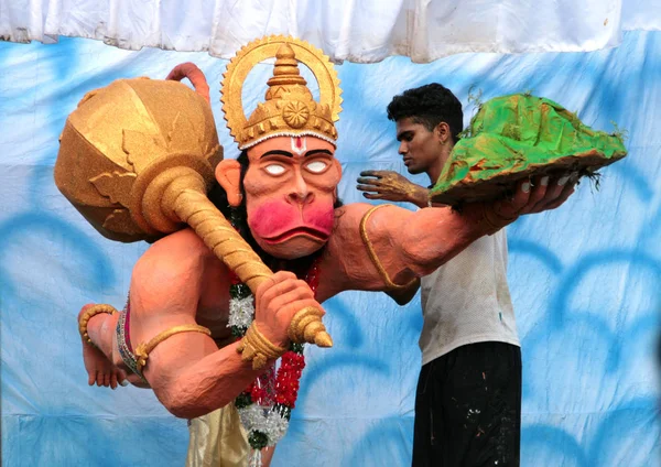 GOA, INDIA - FEB 16, 2008: Indian man making a sculpture of Hindu god Hanuman (widely venerated throughout India) near Maruti Temple at Panaji during Hanuman Jayanti, an important festival of Hindus — Stock Photo, Image