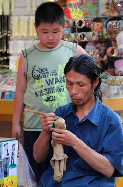 正方形 Dazhalan コマーシャルストリート、天安門からのお土産を作る北京, 中国 - 2011 年 7 月 3 日: 職人 — ストック写真