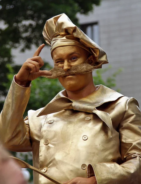 Moskva, Ryssland - 16 Jun 2012: Golden kock (levande staty) vid festivalen av det berömda ryska resemagasinet "Vokrug Sveta" Stockbild