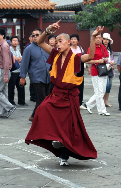 Hohhot, inre Mongoliet - 12 Jul 2011: Buddhistiska munkar repeterar ritual Dans för semestern presentation vid Dazhao klostret Royaltyfria Stockfoton