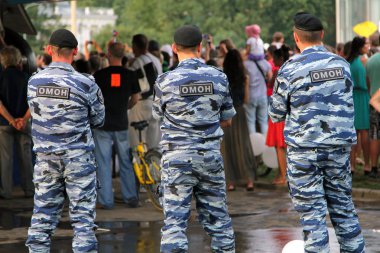 Moskova, Rusya - 2 Ağustos 2014: Rus askerleri özel amaçlı mobil birimi (Omon veya siyah bere), kalabalık bir olay olarak sipariş ile uyum izleme