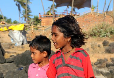 Goa, Hindistan - 10 Şubat 2014: Tanımlanamayan Hintli çocuk Kuzey Goa plaj üzerinde