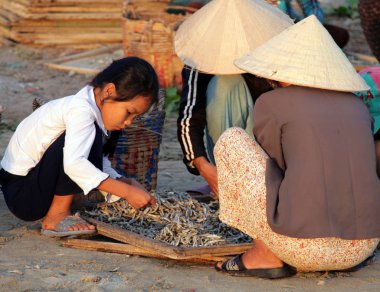 MUI Ne, Vietnam - 13 Şubat 2009: Vietnam kadın sıralama balık ünlü balık için Nouc-mam sos. Deniz ürünleri çıkarımı Vietnam kıyı köylerde ana iştir