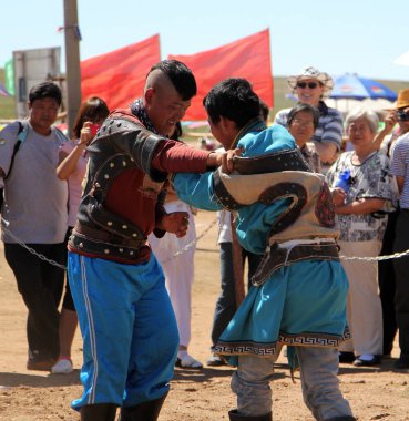 İç Moğolistan, Çin - 14 Temmuz 2011: içinde güreş Moğol genç erkekler Hohhot yakınındaki bozkır içinde. Moğol kültürünün en önemli tarihi ve çok sayıda turist çeken güreş olduğunu