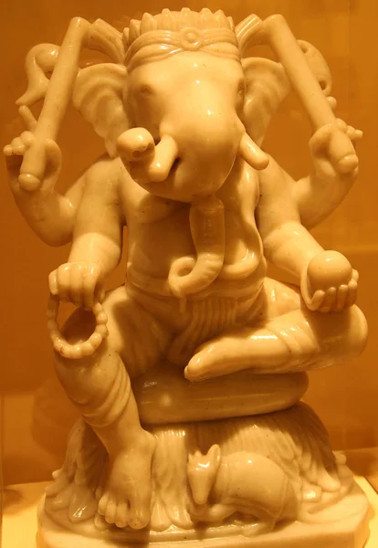 St. PETERSBURG, RUSSIA - JUL 4, 2014: Ancient indian statue of Hindu god Ganesha of ivory, Museum of History of Religion — Stock Photo, Image