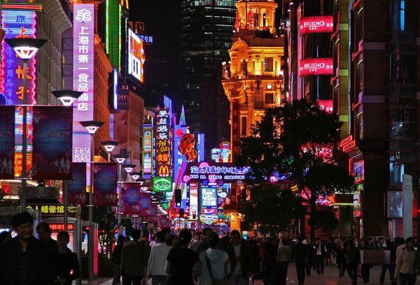 Shanghai, Çin - 3 Kasım 2007: Nanjing Road, gece görünümü. Nanjing Lu şehrin ana alışveriş caddesi ve dünyanın en işlek alışveriş caddelerinden biridir.