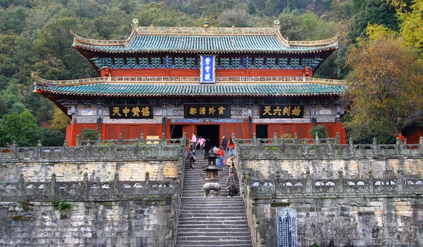 WUDANG Shan, Hubei, Κίνα - 8 Νοε 2007: Προσκυνητών στην είσοδο με το μοβ σύννεφο Παλάτι (Zhi Xiao Γκονγκ) - αρχαίο ναό είναι ένα κέντρο του ταοϊστική σύνδεσης του βουνό Wudang — Φωτογραφία Αρχείου