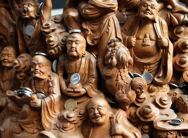 SHANGHAI, CHINE - 1er NOV 2007 : Panneau sculpté en bois de 18 (16) chapeaux dans le temple du Bouddha de Jade (Yufo Chan Si). Les dix-huit arhats sont un sujet populaire dans l'art bouddhiste — Photo