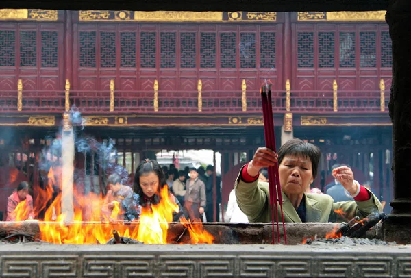 SHANGHAI, CHINA - NOV 1, 2007: Chinese people praying in City God Temple (Chenghuang Miao). In Buddhism, incense sticks are an important part of religious rituals — Stock Photo, Image