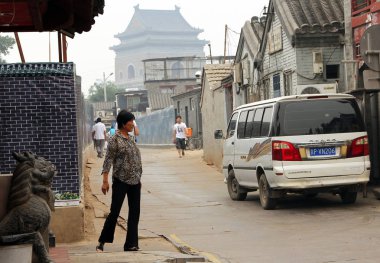 Pekin, Çin - Temmuz 4, 2011: Hutong (antik sokak) Drum Kulesi ile bir arka plan üzerinde