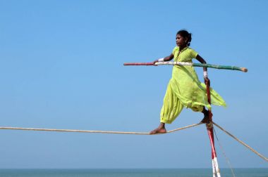 Goa, Hindistan - Şubat 12, 2008: Sahilde oynarken ip yürüteç Wandering. Sahil boyunca seyahat ve plajda turistler için ücretsiz gösteriler düzenlemek buskers küçük gruplar
