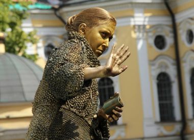 St. Petersburg, Rusya - 5 Temmuz 2014: Street aktris (yaşam heykel) Fyodor Mihayloviç Dostoyevski, 
