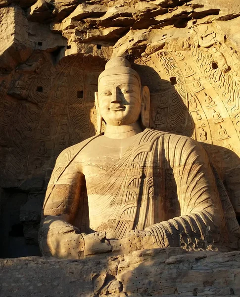 Datong, prowincja Shanxi, Chiny: duży siedzący Budda w Yungang Grottoes, wpisany na listę światowego dziedzictwa UNESCO i jeden z trzech najsłynniejszych starożytnych buddyjskich rzeźbiarskich miejsc w Chinach — Zdjęcie stockowe