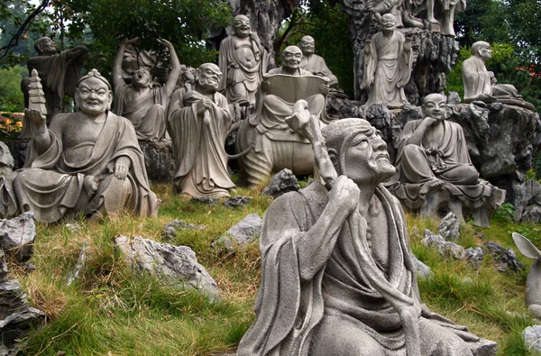 Heng Shan, Hunan, Chiny: Pomnik 18 (16) arhatów w ogrodzie za Nanyue Damião świątyni (Grand świątyni South Mountain). Osiemnaście arhaci są popularny temat w buddyjskiej sztuce — Zdjęcie stockowe