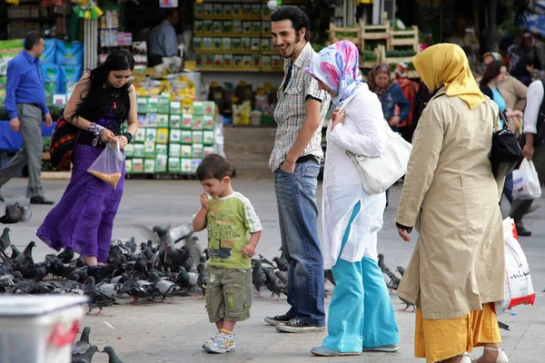 ISTANBUL, TURQUIE - 25 JUIN 2008 : Des gens nourrissent des pigeons sur la place Eminonu. Les pigeons de la nouvelle mosquée sont devenus une sorte de monument à Istanbul — Photo