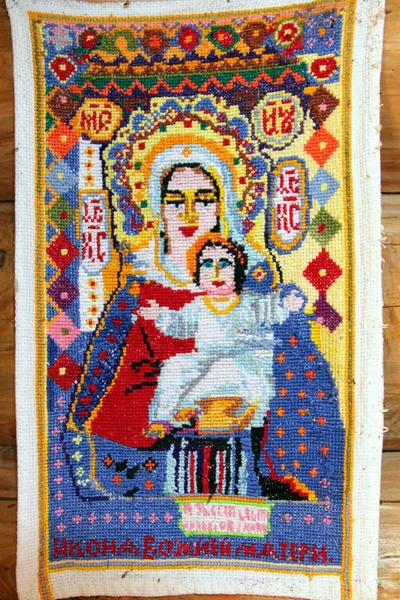DMITROVSK, RUSIA - 27 AGO 2014: Icono bordado a mano de la Madre de Dios por un artesano desconocido - muestra de arte popular ruso en una pequeña iglesia rural — Foto de Stock