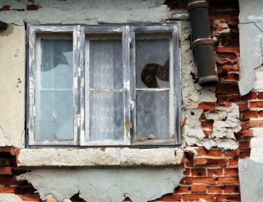 Terk edilmiş eski bir evin penceresi