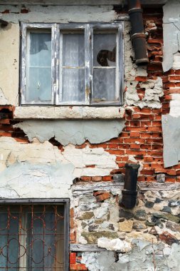 Terk edilmiş eski bir evin penceresi