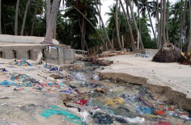 Çok renkli çöp içinde nehir yatağı yağmurlu birikmiş 