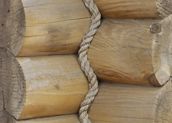 Ağaç evin köşesindeki ip. 