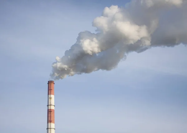 Fabrieksschoorsteen Met Rookwolken — Stockfoto