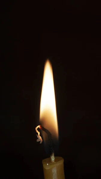 Bir parça yanık mum parçası.