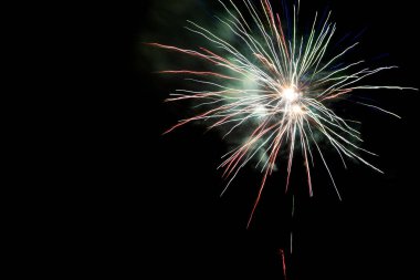 Siyah arka planda gece havai fişekleri