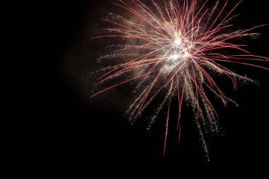 Siyah arka planda parlak havai fişekler