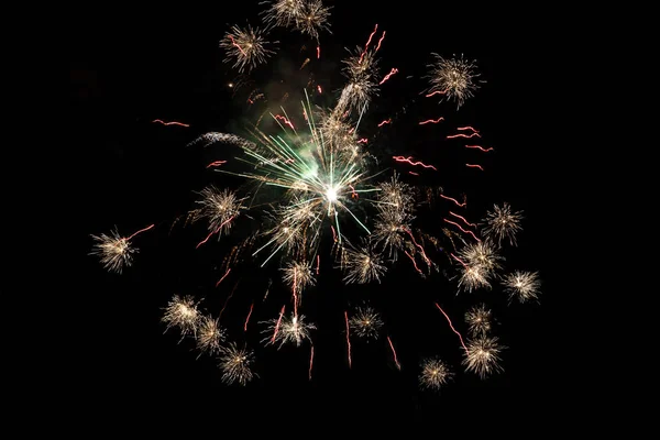 Siyah arkaplanda renkli havai fişek desenleri