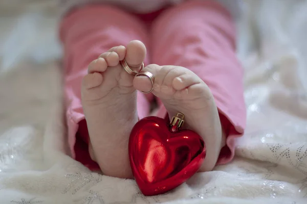 Wedding Rings Child Toes Red Heart — Stock Photo, Image