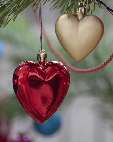 Kırmızı ve altın kalpler Çam ağacı