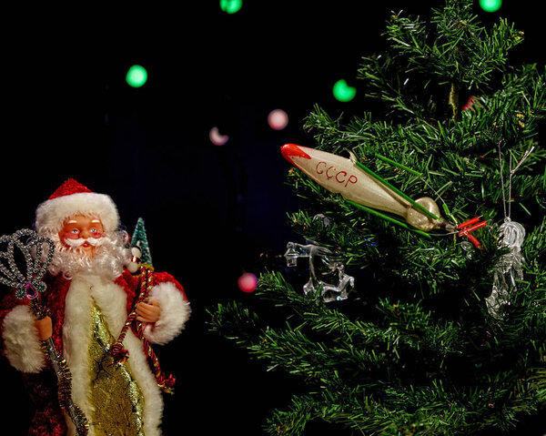 Античное украшение Рождественского стекла СССР на темном фоне разноцветного боке огней
