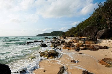 kumlu sahilde büyük kayalar