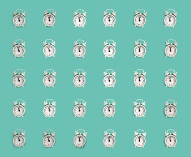 Parlak yeşil bir arka planda beyaz bir saat ile yapılan yaz güneş ışığı deseni. Asgari zaman kavramı.