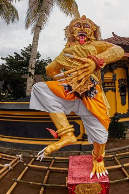 Candidasa, Bali, Endonezya, Mart 6, 2019. Ogoh ogoh, 6 Mart 2019 'da Endonezya, Bali' deki Nyepi karnavalında şeytani ruh heykelinin geleneksel bir maskesi.